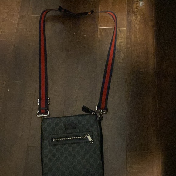 Selling my Gucci side bag - Picture 2 of 3